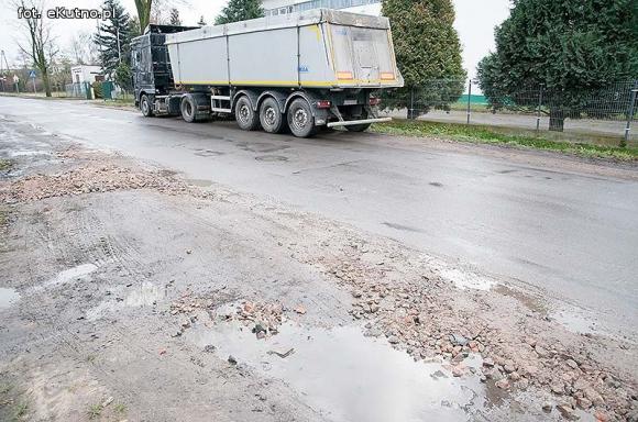 Groźnie na Chopina. Tiry jadące do młyna rozwalają drogę i pobocze
