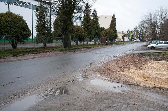 Groźnie na Chopina. Tiry jadące do młyna rozwalają drogę i pobocze