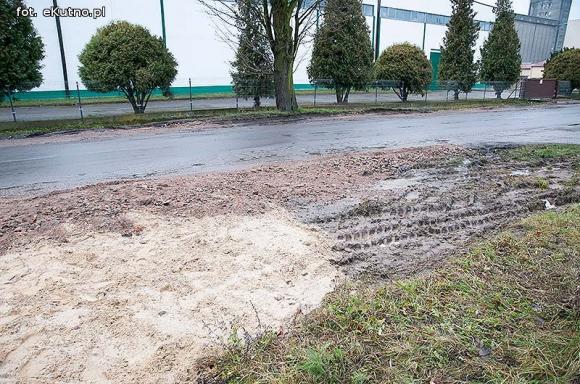 Groźnie na Chopina. Tiry jadące do młyna rozwalają drogę i pobocze