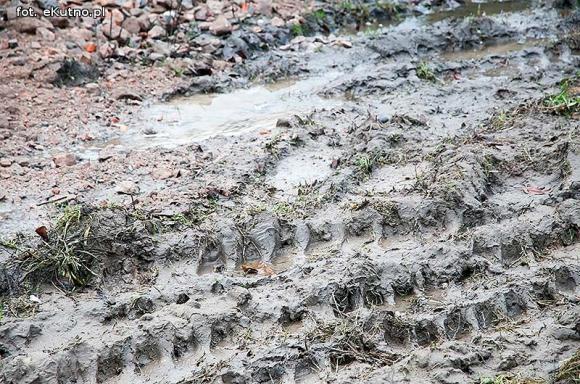 Groźnie na Chopina. Tiry jadące do młyna rozwalają drogę i pobocze