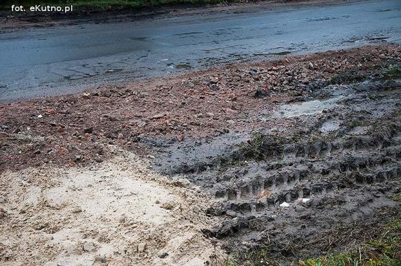 Groźnie na Chopina. Tiry jadące do młyna rozwalają drogę i pobocze