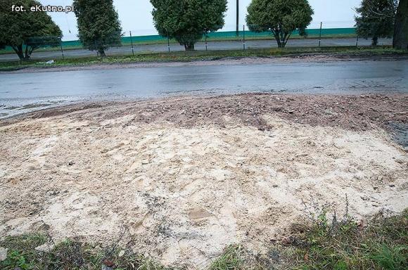 Groźnie na Chopina. Tiry jadące do młyna rozwalają drogę i pobocze