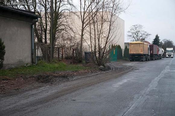 Groźnie na Chopina. Tiry jadące do młyna rozwalają drogę i pobocze