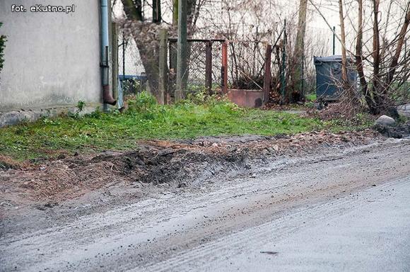 Groźnie na Chopina. Tiry jadące do młyna rozwalają drogę i pobocze