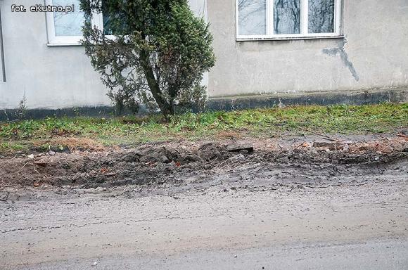 Groźnie na Chopina. Tiry jadące do młyna rozwalają drogę i pobocze