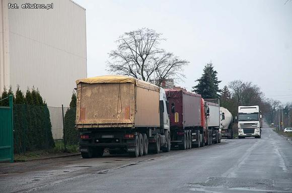 Groźnie na Chopina. Tiry jadące do młyna rozwalają drogę i pobocze