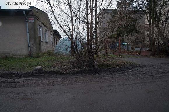 Groźnie na Chopina. Tiry jadące do młyna rozwalają drogę i pobocze