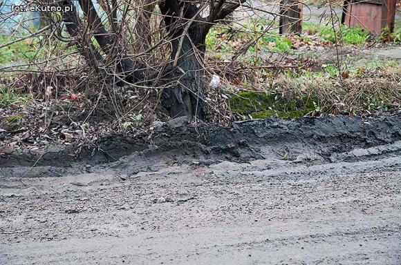 Groźnie na Chopina. Tiry jadące do młyna rozwalają drogę i pobocze