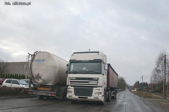 Groźnie na Chopina. Tiry jadące do młyna rozwalają drogę i pobocze