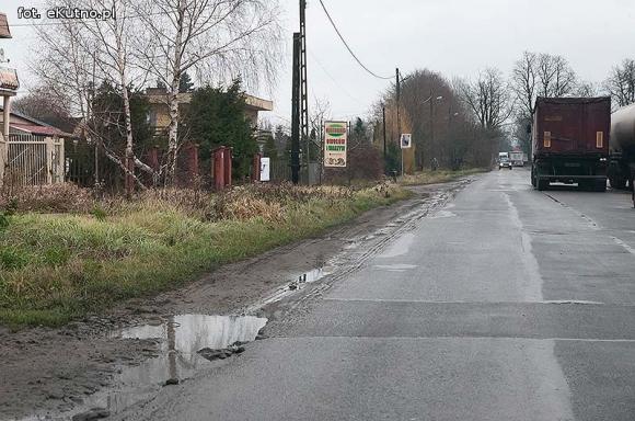 Groźnie na Chopina. Tiry jadące do młyna rozwalają drogę i pobocze