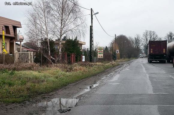 Groźnie na Chopina. Tiry jadące do młyna rozwalają drogę i pobocze