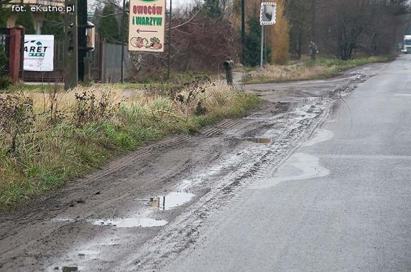 Groźnie na Chopina. Tiry jadące do młyna rozwalają drogę i pobocze