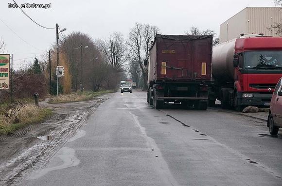 Groźnie na Chopina. Tiry jadące do młyna rozwalają drogę i pobocze