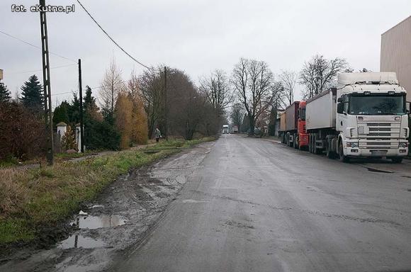 Groźnie na Chopina. Tiry jadące do młyna rozwalają drogę i pobocze