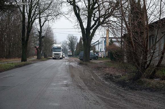 Groźnie na Chopina. Tiry jadące do młyna rozwalają drogę i pobocze