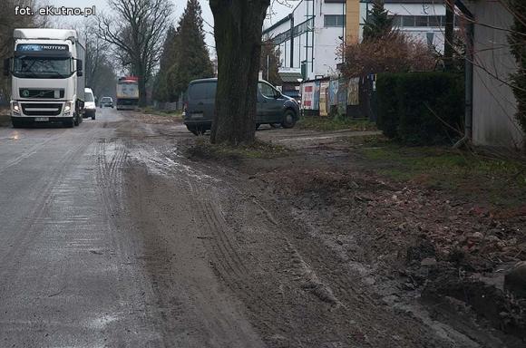 Groźnie na Chopina. Tiry jadące do młyna rozwalają drogę i pobocze
