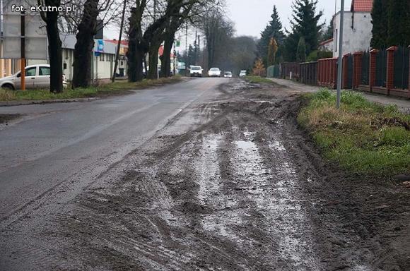 Groźnie na Chopina. Tiry jadące do młyna rozwalają drogę i pobocze
