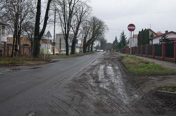 Groźnie na Chopina. Tiry jadące do młyna rozwalają drogę i pobocze