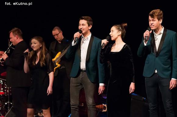 Ostatni dzień Festiwalu im. Szaloma Asza. Wczoraj bawili się tu razem, A dziś... Pamiętamy o kutnowskich Żydach