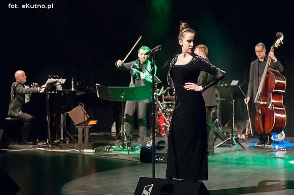 Ostatni dzień Festiwalu im. Szaloma Asza. Wczoraj bawili się tu razem, A dziś... Pamiętamy o kutnowskich Żydach