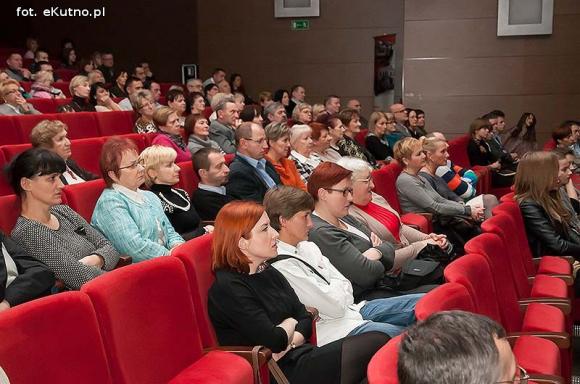 Ostatni dzień Festiwalu im. Szaloma Asza. Wczoraj bawili się tu razem, A dziś... Pamiętamy o kutnowskich Żydach