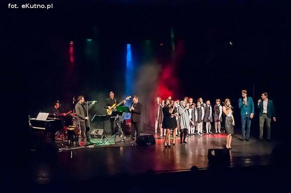 Ostatni dzień Festiwalu im. Szaloma Asza. Wczoraj bawili się tu razem, A dziś... Pamiętamy o kutnowskich Żydach