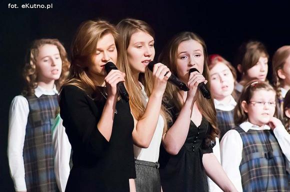 Ostatni dzień Festiwalu im. Szaloma Asza. Wczoraj bawili się tu razem, A dziś... Pamiętamy o kutnowskich Żydach