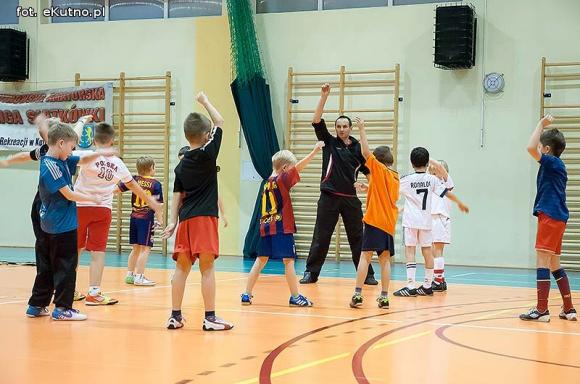 Nieprawda, że w Kutnie jest nudno: pasja do piłki nożnej w Akademii Futbolu