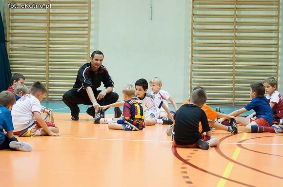 Nieprawda, że w Kutnie jest nudno: pasja do piłki nożnej w Akademii Futbolu