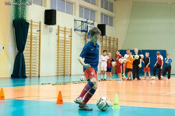 Nieprawda, że w Kutnie jest nudno: pasja do piłki nożnej w Akademii Futbolu