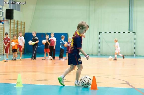 Nieprawda, że w Kutnie jest nudno: pasja do piłki nożnej w Akademii Futbolu