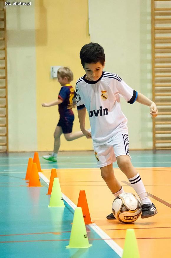 Nieprawda, że w Kutnie jest nudno: pasja do piłki nożnej w Akademii Futbolu