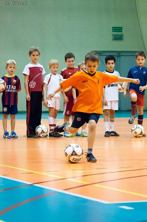 Nieprawda, że w Kutnie jest nudno: pasja do piłki nożnej w Akademii Futbolu