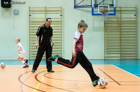 Nieprawda, że w Kutnie jest nudno: pasja do piłki nożnej w Akademii Futbolu