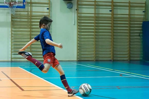 Nieprawda, że w Kutnie jest nudno: pasja do piłki nożnej w Akademii Futbolu