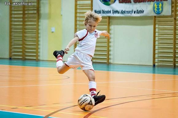 Nieprawda, że w Kutnie jest nudno: pasja do piłki nożnej w Akademii Futbolu