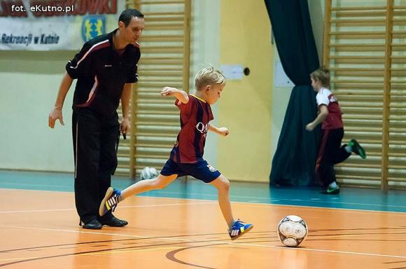 Nieprawda, że w Kutnie jest nudno: pasja do piłki nożnej w Akademii Futbolu
