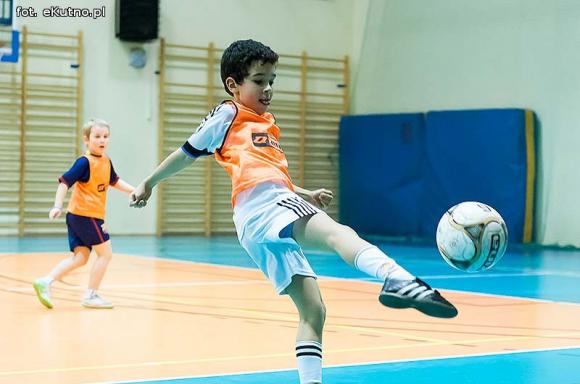 Nieprawda, że w Kutnie jest nudno: pasja do piłki nożnej w Akademii Futbolu