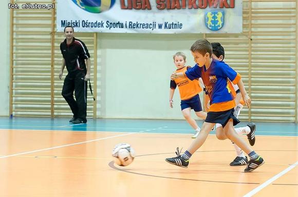 Nieprawda, że w Kutnie jest nudno: pasja do piłki nożnej w Akademii Futbolu