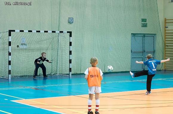 Nieprawda, że w Kutnie jest nudno: pasja do piłki nożnej w Akademii Futbolu