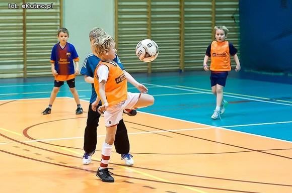 Nieprawda, że w Kutnie jest nudno: pasja do piłki nożnej w Akademii Futbolu