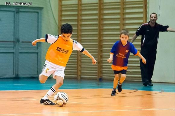 Nieprawda, że w Kutnie jest nudno: pasja do piłki nożnej w Akademii Futbolu