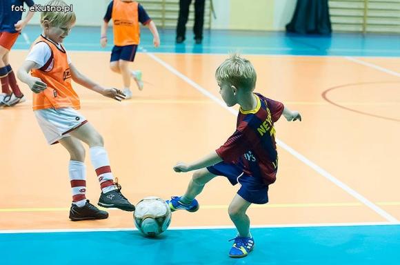 Nieprawda, że w Kutnie jest nudno: pasja do piłki nożnej w Akademii Futbolu