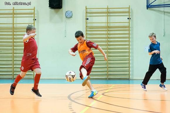 Nieprawda, że w Kutnie jest nudno: pasja do piłki nożnej w Akademii Futbolu