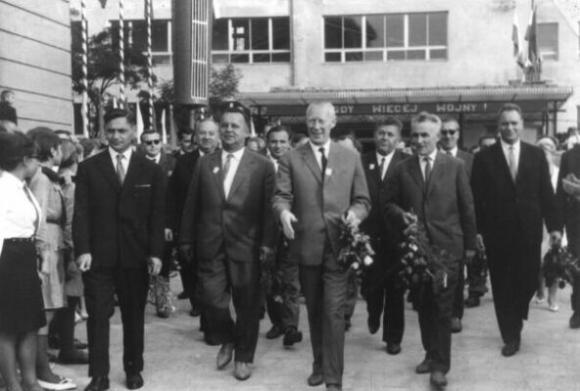 Pod patronatem eKutno.pl: 60-lecie II Liceum im. J. Kasprowicza w Kutnie cz.2 historii