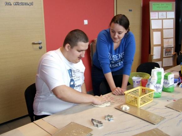 Autystyczny czyli kto? Autystyczny czyli jaki? Poznajmy autystów