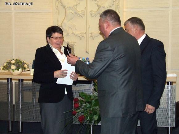 Kulturalnie na sesji Rady Miasta Kutna: nagrody prezydenta i kwiaty dla dyrektor Kutnowskiego Domu Kultury