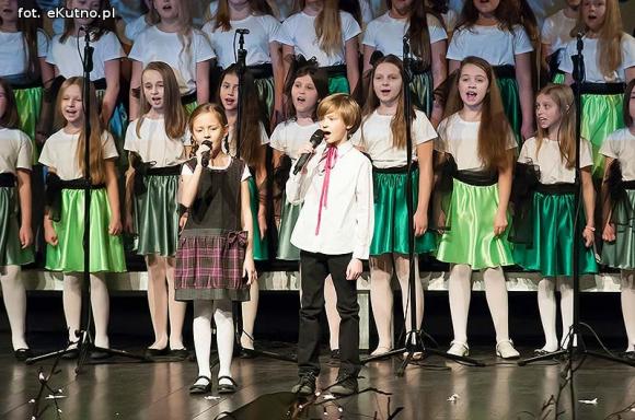 Piosenki z dzwonkami. Talenty muzyczne Młodzieżowego Domu Kultury