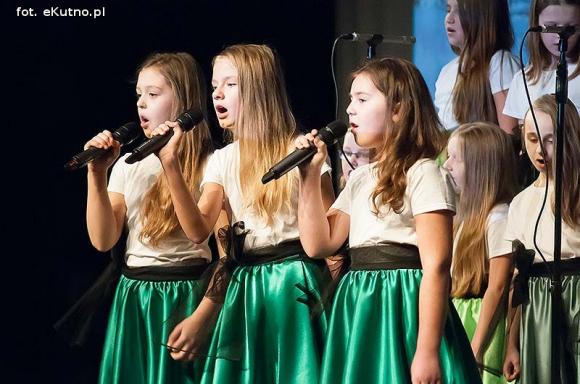 Piosenki z dzwonkami. Talenty muzyczne Młodzieżowego Domu Kultury