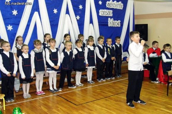 Kuszące oferty diabła i anioła na jasełkach w szkole w Szewcach Nadolnych